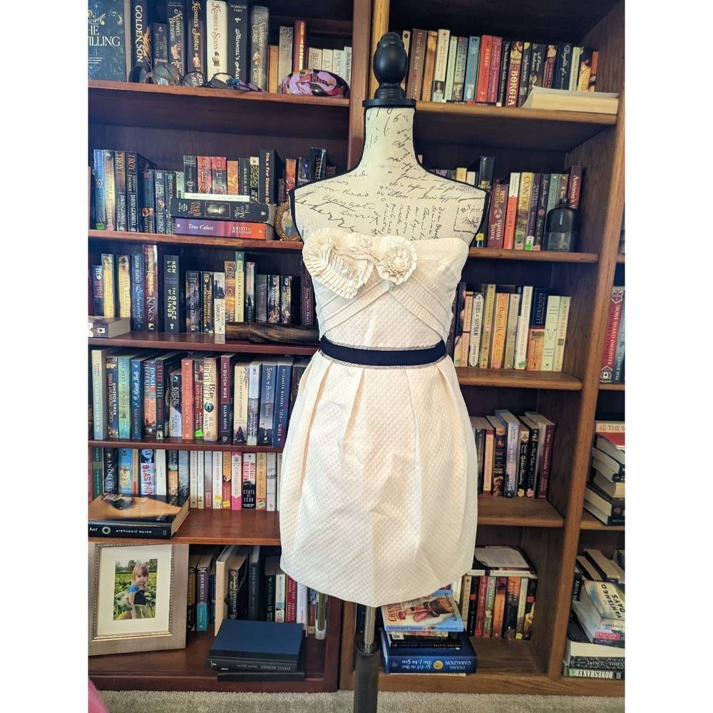BCBGMAXAZRIA   clarabell ivory strapless  quilted dress floral applique 8 nwot